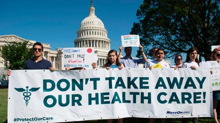 Proteste vor dem US-Kongress gegen Einschränkungen der Gesundheitsversorgung.