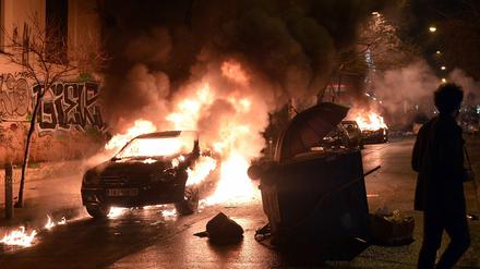 Mehrere Autos gingen in Athen in Flammen auf.