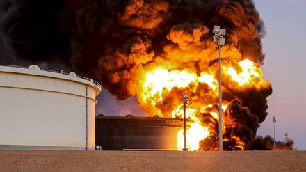 Dschihadisten des "Islamischen Staats" (IS) haben einen Öltank im Hafen von Es Sider in Libyen angegriffen. 