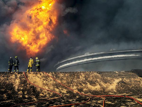 Ein Öltank in Libyen steht nach einem Angriff des "Islamischen Staates" in Brand.
