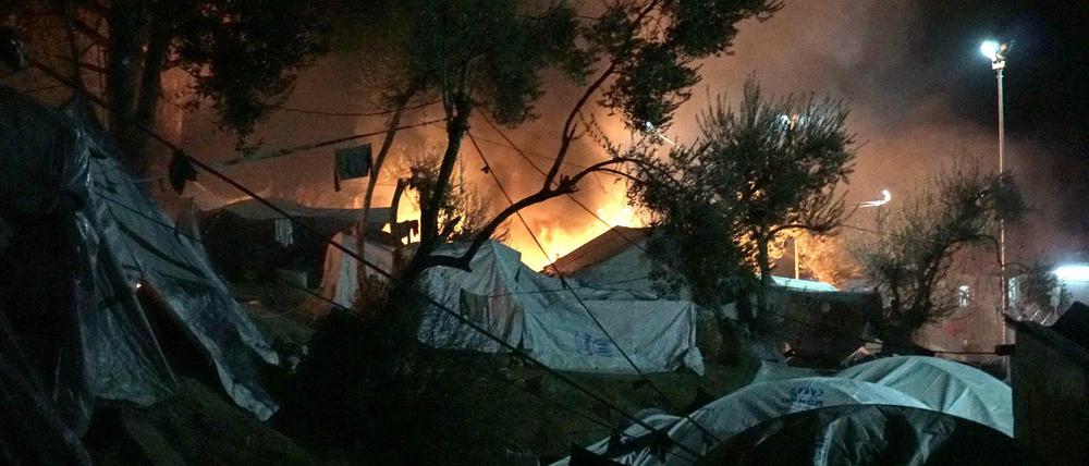 Feuer im Flüchtlingslager auf der griechischen Insel Lesbos. 