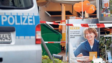 Der verwüstete Wahlkampfstand von Henriette Reker nach dem Attentat auf sie.