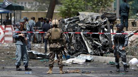 Sicherheitsleute sperren am Flughafen Kabul die Stelle ab, an der die Autobombe explodierte. 
