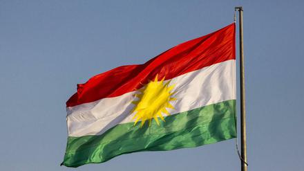 Flagge der kurdischen Regionalregierung in Erbil, Nordirak.