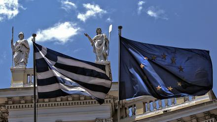 Griechische und europäische Flagge in Athen 