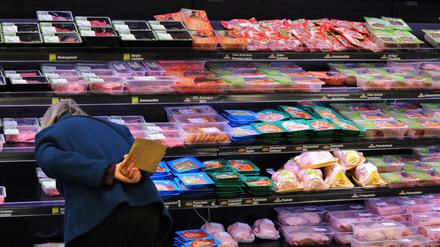 Eine Frau kauft abgepacktes Bio-Fleisch in einem Supermarkt in Hannover. Den Überblick über alle Tierwohllabel zu behalten, ist allerdings fast unmöglich geworden.