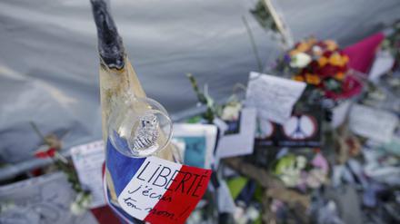 Gedenken an die Opfer des Terrors vor der Pariser Konzerthalle Bataclan. 