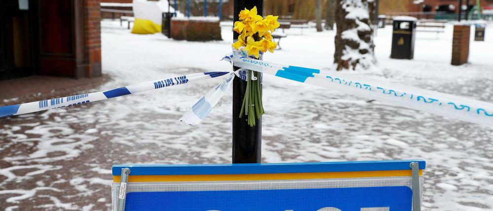 Blumen nahe der Parkbank in Salisbury, auf der Sergej Skripal und seine Tochter gefunden wurden. 