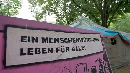 Ein Plakat im Flüchtlingslager am Oranienplatz.