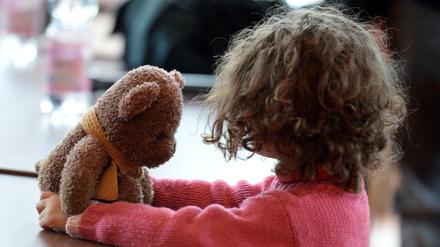 Ein Mädchen und ihr Teddy in einer Berliner-Notunterkunft für Flüchtlinge.