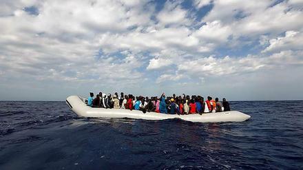 Schleuserbanden machen sich das Chaos in Libyen zunutze, um Tausende Flüchtlinge auf das Meer zu schicken.