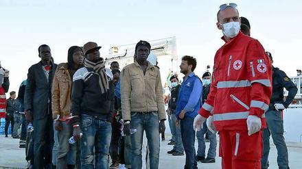 Viele Flüchtlinge schaffen es nicht bis in ein italienisches Notaufnahmelager. Am Sonntag sind wohl erneut 400 Menschen im Mittelmeer ertrunken. 