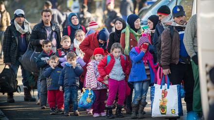 Flüchtlinge auf dem Weg von der Notunterkunft nahe der oberösterreichischen Ortschaft Hanging auf dem Weg nach Bayern 