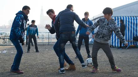 Flüchtlinge in Neuhaus am Inn (Bayern) spielen nach der Überquerung der österreichisch-deutschen Grenze an einer Versorgungsstation Fußball. 