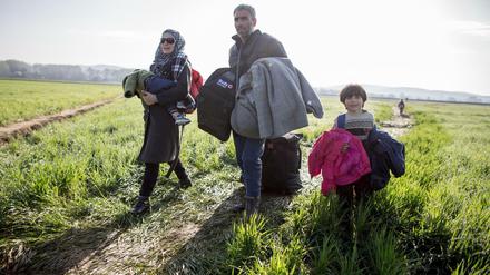 Mehr Menschen, die Schutz in Deutschland suchen - hier eine syrische Familie an der griechisch-mazedonischen Grenze - könnten in der Illegalität landen. 