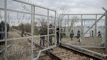 Österreich verlangt noch mehr Grenzschließungen, um auch Ausweichrouten jenseits der Balkanroute zu sperren.