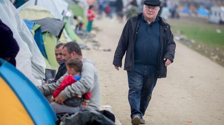 Der ehemalige Sozialminister Norbert Blüm besucht das Flüchtlingslager in Idomeni an der Grenze zwischen Griechenland und Mazedonien. 