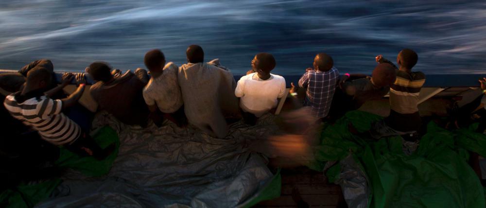 Flüchtlinge stehen am 16. Juni auf dem Deck des Rettungsschiffes Golfo Azzuro, nachdem sie gerettet wurden (Archivbild). 