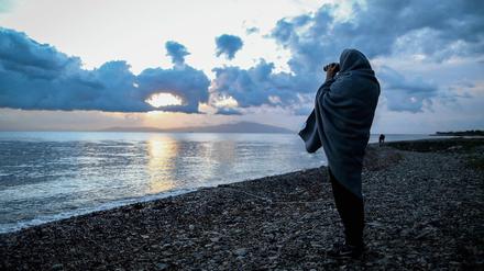 Im Meer vor Lesbos sind zwei Kinder und zwei Erwachsene beim Kentern eines Bootes ums Leben gekommen. 