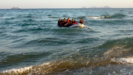 Flüchtlinge aus Bangladesch erreichen die griechische Insel Kos. Griechenland und Italien sind mit der Aufnahme von zirka 40 000 Flüchtlingen überfordert. 