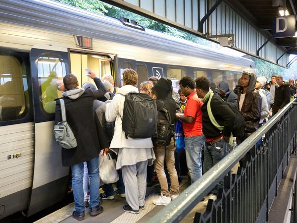 Ein erster Zug mit Flüchtlingen hat am Morgen Flensburg in Richtung Dänemark verlassen.