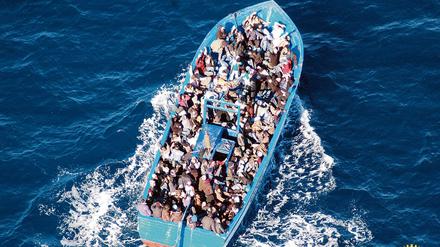 Ein Flüchtlingsboot auf dem Mittelmeer