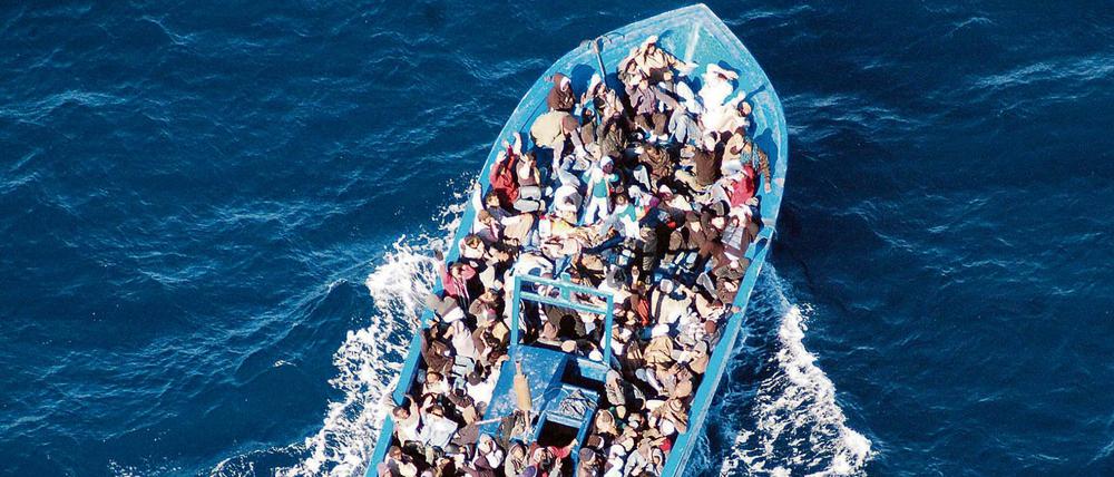 Immer wieder bringen Schlepper Flüchtlinge auf kaum seetüchtigen Booten über das Mittelmeer, hier ein Boot mit 200 Flüchtlingen vor Lamdedusa. 