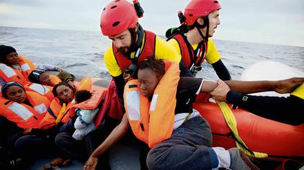 Helfer unter Druck: Nicht nur, dass ihre Mission im Mittelmeer belastend ist, zusätzlich werden die privaten Rettungsorganisationen verdächtigt, mit den Schleppern gemeinsame Sache zu machen (im Bild eine Rettungsaktion spanischen NGO Proactiva Open Arms vom Februar)