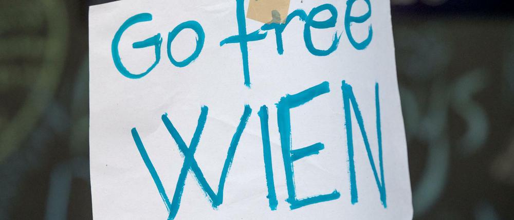 Mit dem Schild "Go free Wien" werden in Budapest kostenlose Autotransfers von Flüchtlingen nach Wien beworben.
