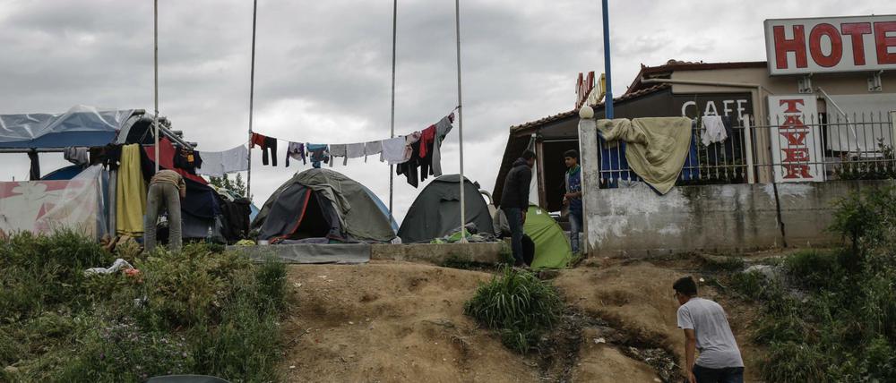 Rund 4000 Flüchtlinge leben nun in kleinen wilden Lagern in der Nähe der Ortschaft Idomeni