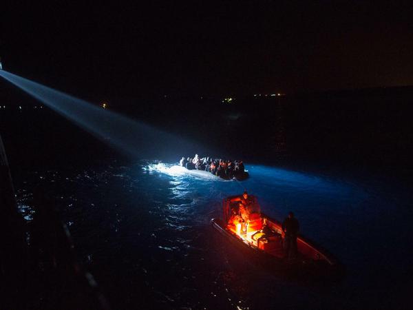 Syrische Flüchtlinge in einem Schlauchboot werden bei dem Versuch die griechische Insel Chios zu erreichen von einem Scheinwerfer des türkischen Küstenwachtschiffes «UMUT» angestrahlt.