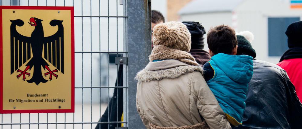 Flüchtlinge warten an der Landesaufnahmebehörde Niedersachsen in Braunschweig (Niedersachsen).