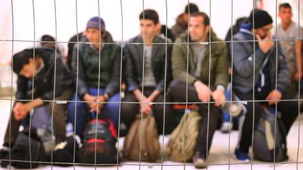 Ungewisse Zukunft. Flüchtlinge, die gerade von der deutsch-österreichischen Grenze abgeholt wurden, warten in einer Sammel- und Verteilungsstelle im bayerischen Freilassing auf Aufnahme. 