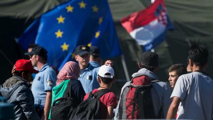 Kroatische Polizisten stehen im September 2015 in einem Zeltlager für Flüchtlinge bei Opatovac.