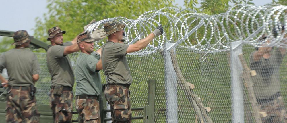 Ungarn baut an der Grenze zu Serbien einen Zaun, um Flüchtlinge fern zu halten. Jetzt soll auch das Strafgesetzt verschärft werden. Auf illegalen Grenzübertritt könnte dann vier Jahre Haft stehen.