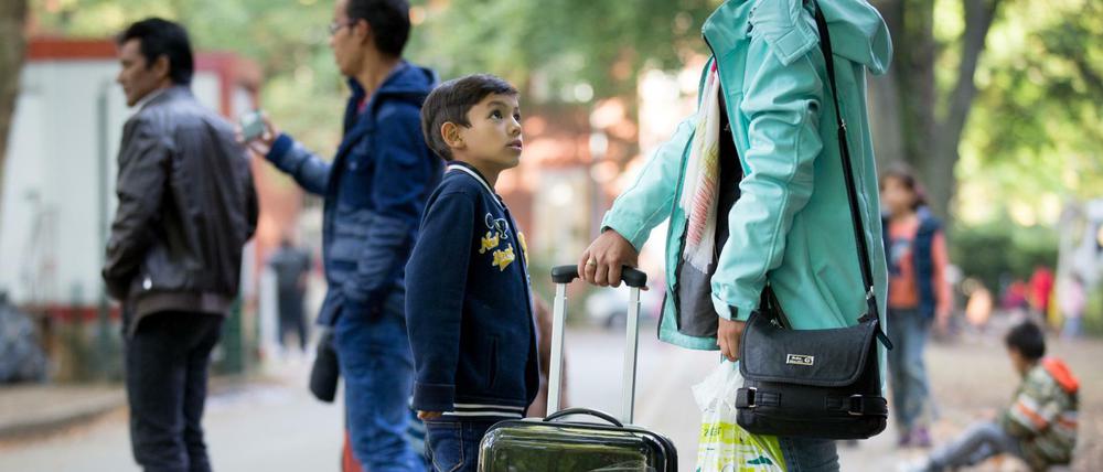  Kinder und Eltern auf Dauer getrennt? Flüchtlinge warten in Berlin auf Zuteilung einer Unterkunft.
