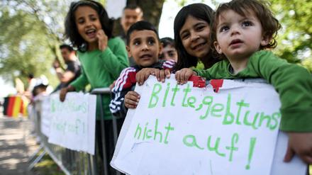 Geflüchtete Kinder in Düsseldorf machen auf sich aufmerksam.