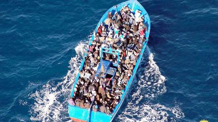 Archivbild von einem Flüchtlingsboot vor der italienischen Insel Lampedusa.