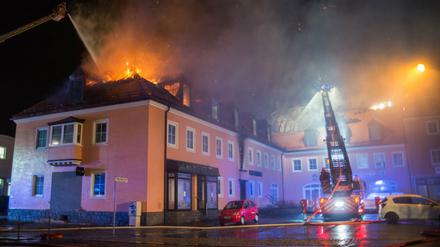 Das ehemalige Hotel "Husarenhof" in Bautzen war als Flüchtlingsheim vorgesehen und brannte in der Nacht zu Sonntag nieder.