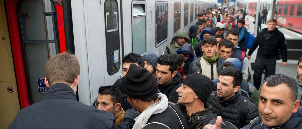Flüchtlinge gehen am Bahnhof in Passau zu einem Sonderzug nach Düsseldorf.