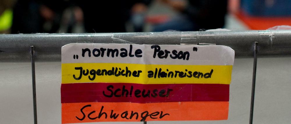 Alleinreisende jugendliche Flüchtlinge erhalten in Passau gelbe Armbänder. 