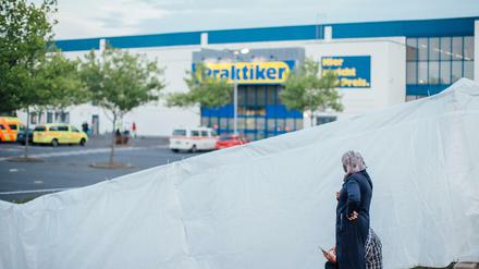 In einem ehemaligen Baumarkt in Heidenau wurden Flüchtlinge untergebracht. Im Ort randalierten Rechtsradikale.