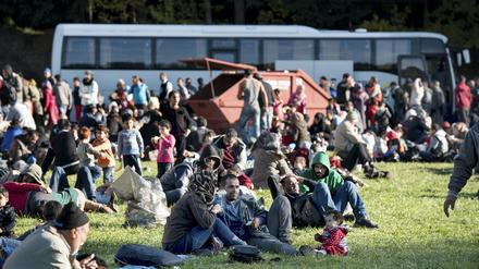 Flüchtlinge warten an der deutsch-österreichischen Grenze auf ihren Transport in eine Notunterkunft. 