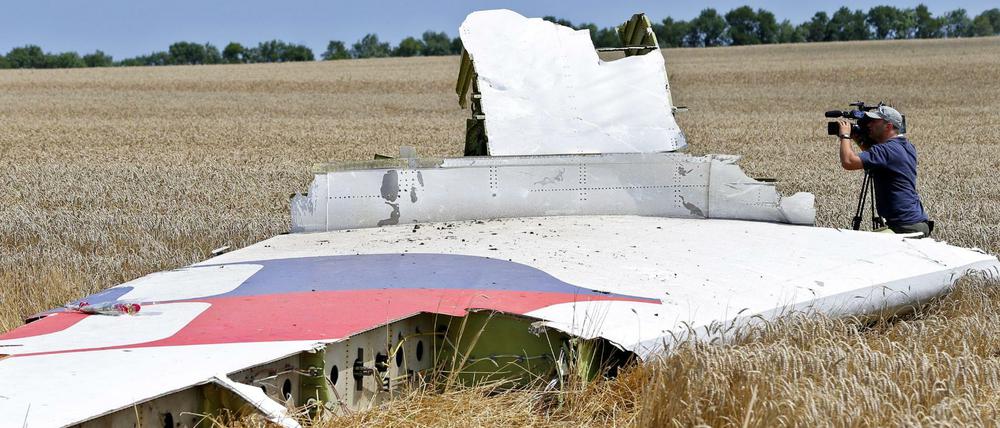Ein Wrackteil der über der Ukraine abgeschossenen MH17-Maschine wird am 20. Juli 2014 von einem Kameramann gefilmt. 