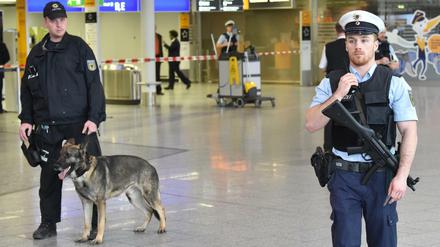 Bundespolizisten und ein Hundeführer der Bundespolizei mit seinem Tier patrouilieren am 22.03.2016 in einen Terminalbereich des Flughafens in Frankfurt am Main. 