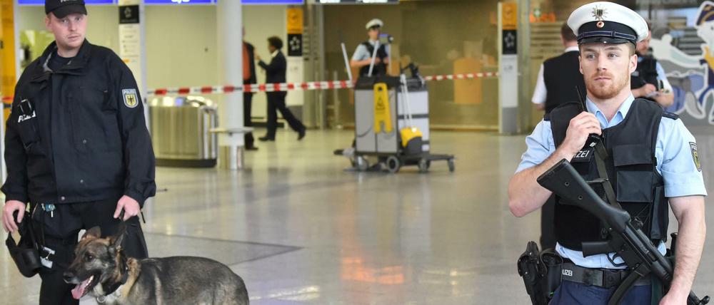 Bundespolizisten und ein Hundeführer der Bundespolizei mit seinem Tier patrouilieren am 22.03.2016 in einen Terminalbereich des Flughafens in Frankfurt am Main. 