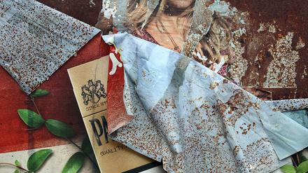Von einer Plakatwand in Kaufbeuren löst sich eine Zigarettenwerbung.