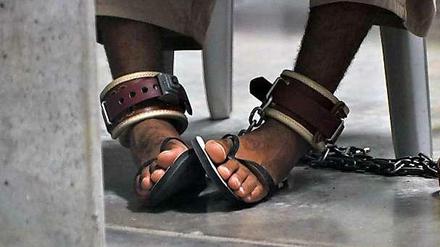 Ein Häftling in Guantanamo in Fußschellen ist auf einem am 27.04.2010 von der US-Armee herausgegebenes Archivfoto zu sehen.