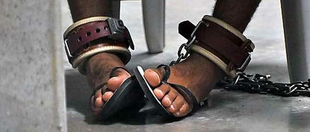 Ein Häftling in Guantanamo in Fußschellen ist auf einem am 27.04.2010 von der US-Armee herausgegebenes Archivfoto zu sehen.