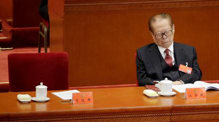 Der 91 Jahre alte Jiang Zemin lässt die dreieinhalbstündige Rede Xi Jinpings auf sich wirken. 